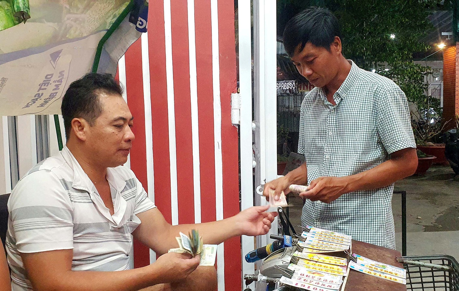 Người bán vé số khổ với luật ngầm - Ảnh 3.