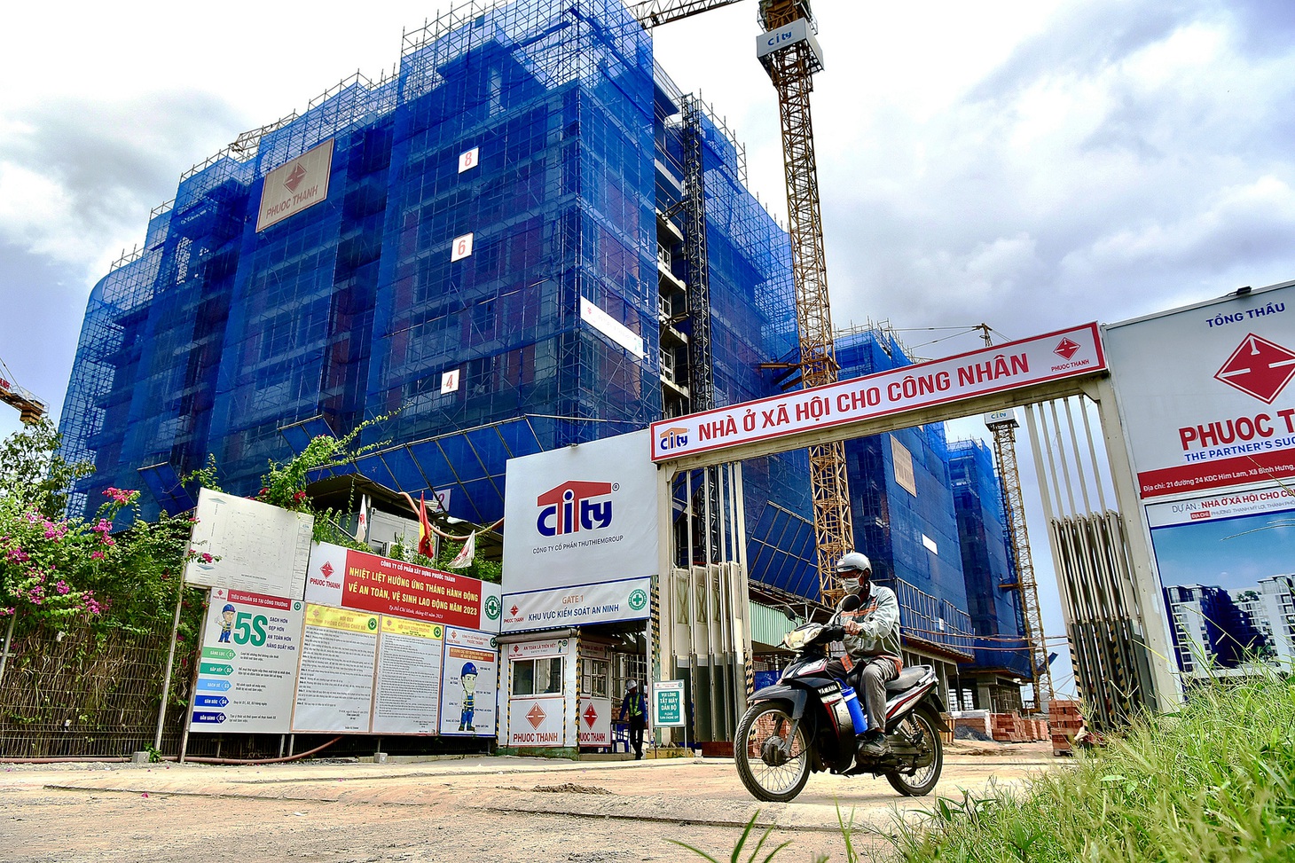 Dự án nhà ở xã hội cho công nhân Thủ Thiêm Green House trên đường Võ Chí Công, phường Thạnh Mỹ Lợi, TP Thủ Đức. Ảnh chụp chiều 23-5 - Ảnh: T.T.D.