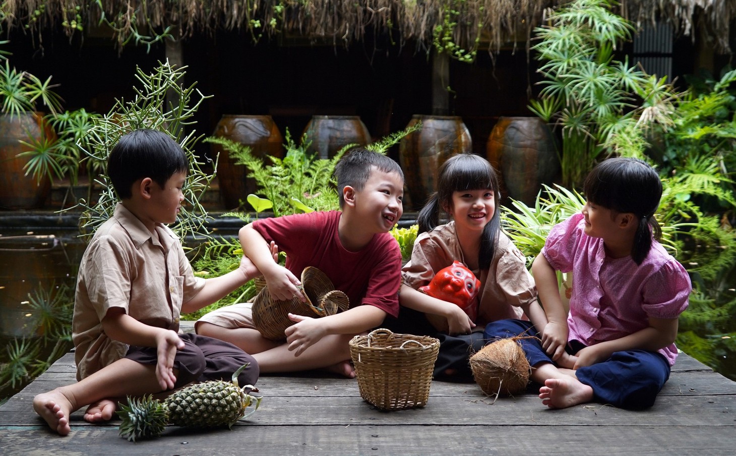 Hải Cò, Tí Sún, Cu Mùi, Tủn trong vở kịch Cho tôi xin một vé đi tuổi thơ - Ảnh: LỮ ĐẮC LONG
