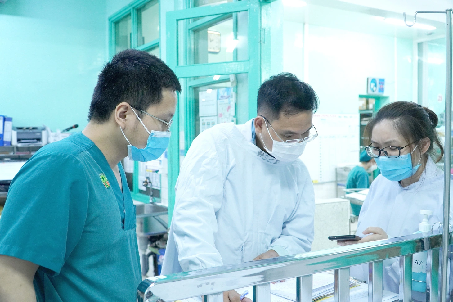 Bác sĩ khoa bệnh nhiệt đới Bệnh viện Chợ Rẫy phối hợp bác sĩ Bệnh viện Nhi Đồng 2 xem hồ sơ sức khỏe của ba bệnh nhi nghi ngộ độc botulinum do ăn chả lụa bán dạo - Ảnh: BVCR