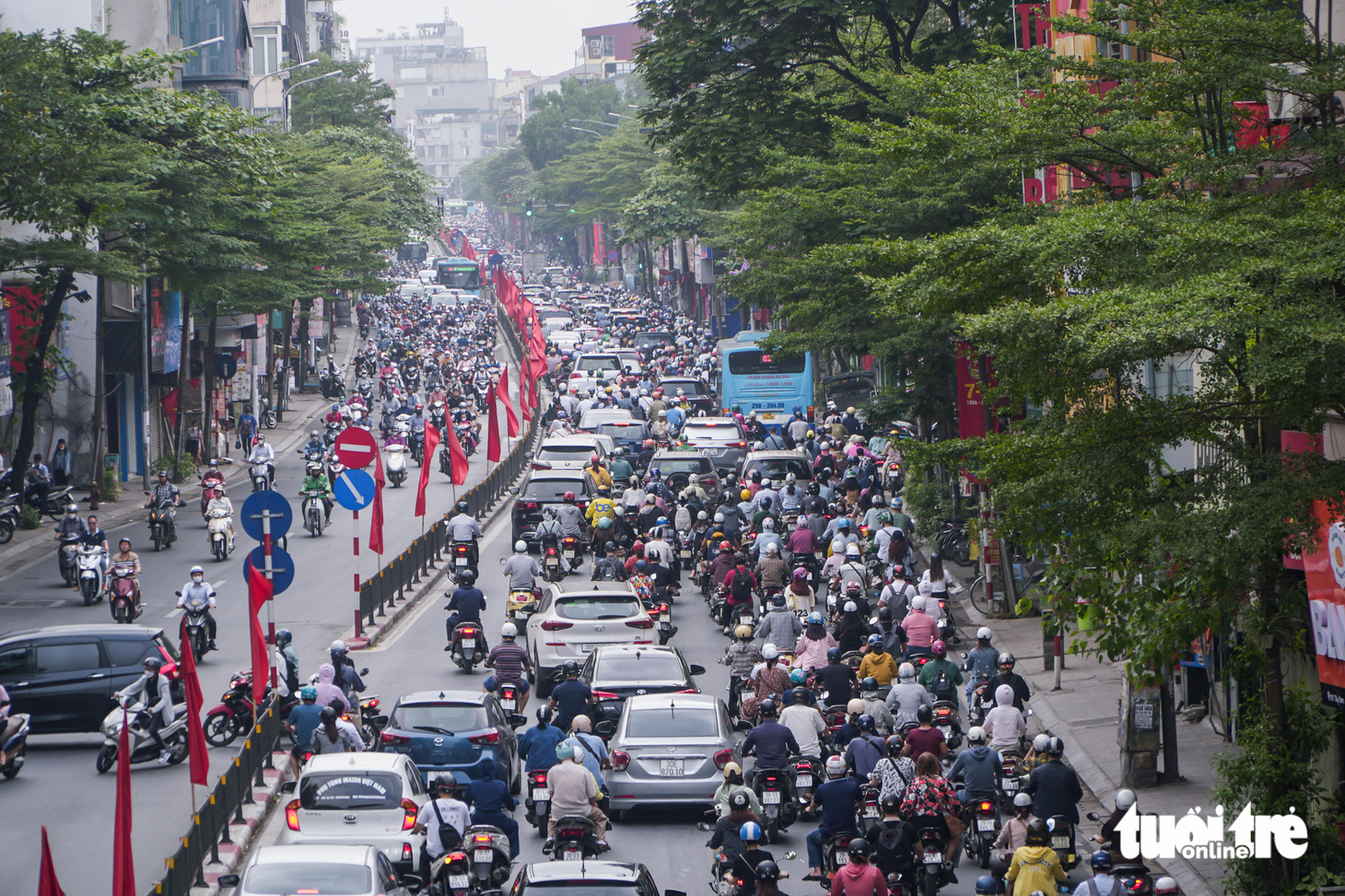 Tắc đường, người Hà Nội chật vật đi làm sau kỳ nghỉ lễ - Ảnh 6.