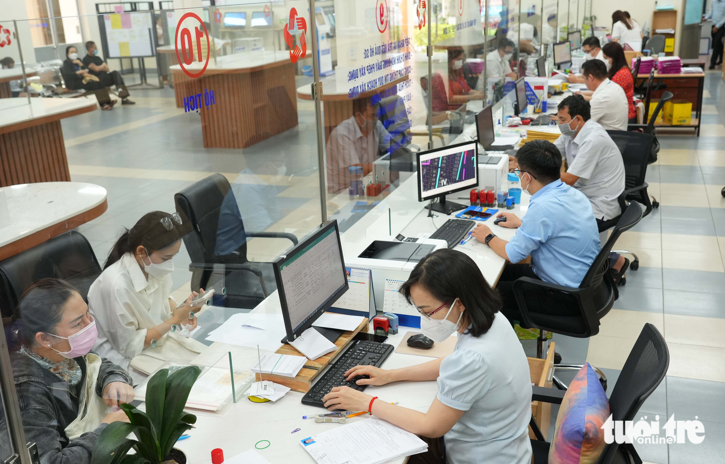 Công chức UBND quận Tân Phú, TP.HCM giải quyết thủ tục hành chính - Ảnh: HỮU HẠNH