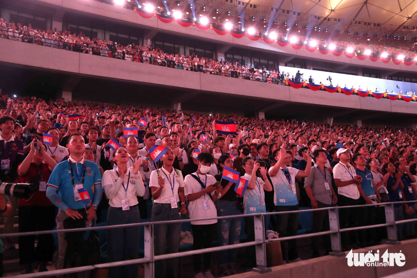 Ngắm pháo hoa đẹp mắt của lễ khai mạc SEA Games 32 - Ảnh 8.
