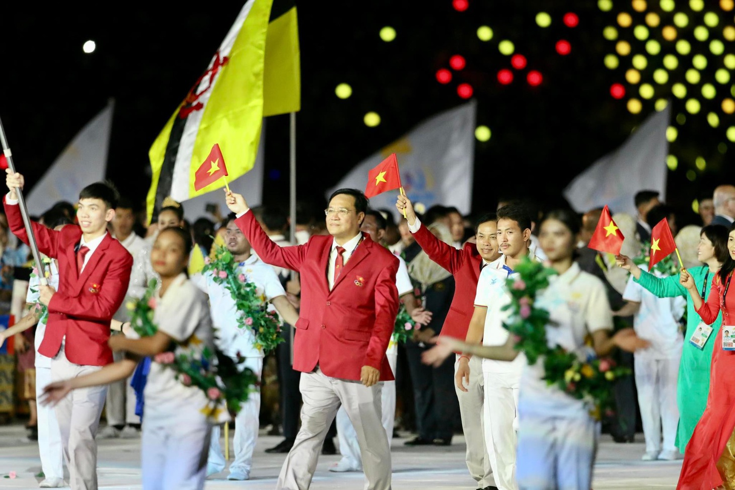 Đài đuốc bùng cháy, SEA Games 32 chính thức khai mạc - Ảnh 7.