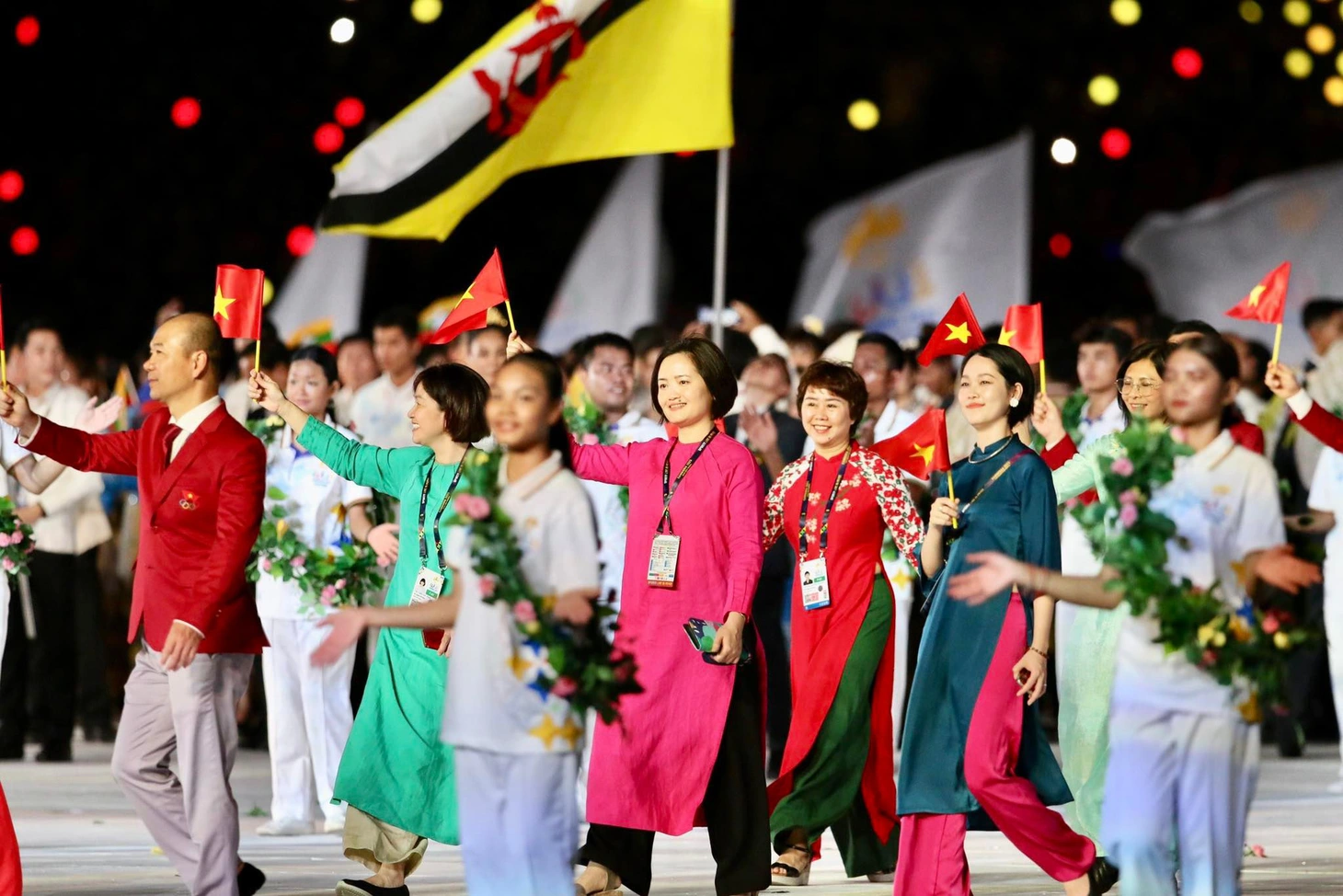 Đài đuốc bùng cháy, SEA Games 32 chính thức khai mạc - Ảnh 8.