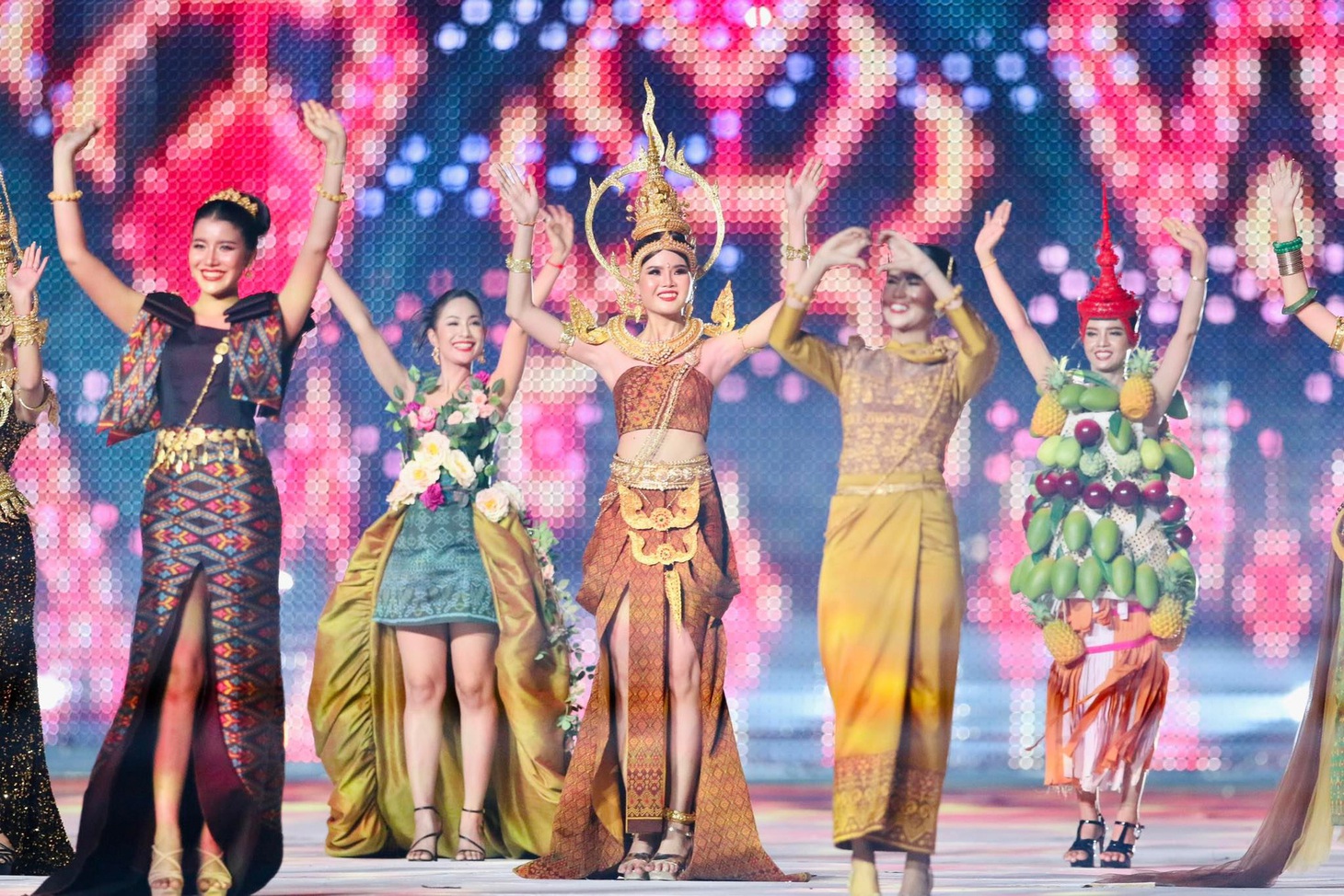 Đài đuốc bùng cháy, SEA Games 32 chính thức khai mạc - Ảnh 11.