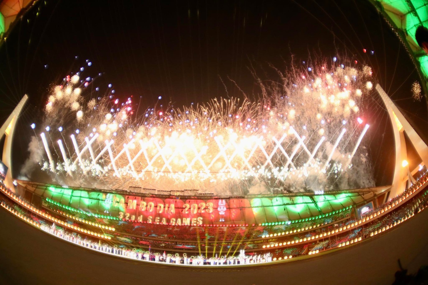 Đài đuốc bùng cháy, SEA Games 32 chính thức khai mạc - Ảnh 1.