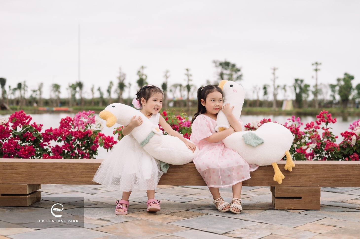 Các em nhỏ thích thú khi đến với công viên xanh lớn nhất miền Trung - Ảnh: E.C.P