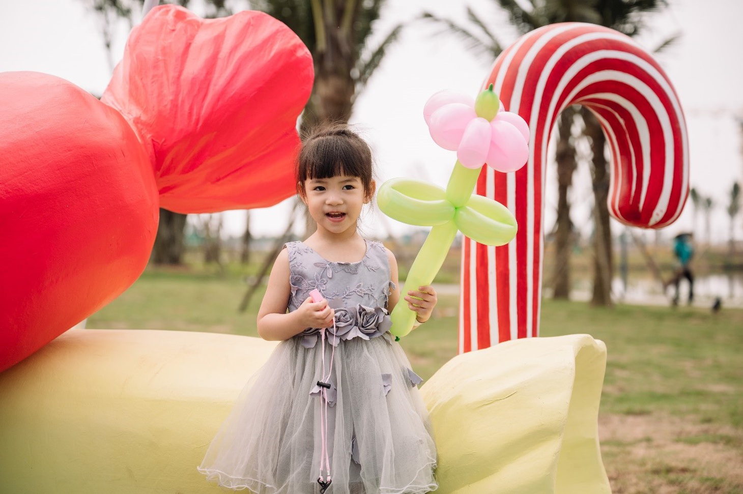 Con đường kẹo ngọt "níu chân" bé - Ảnh: E.C.P