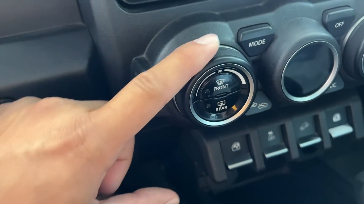 Suzuki Jimny sắp về Việt Nam qua đánh giá thực tế: Nên thay bánh, ghế sau hơi khó chịu - Ảnh 5.