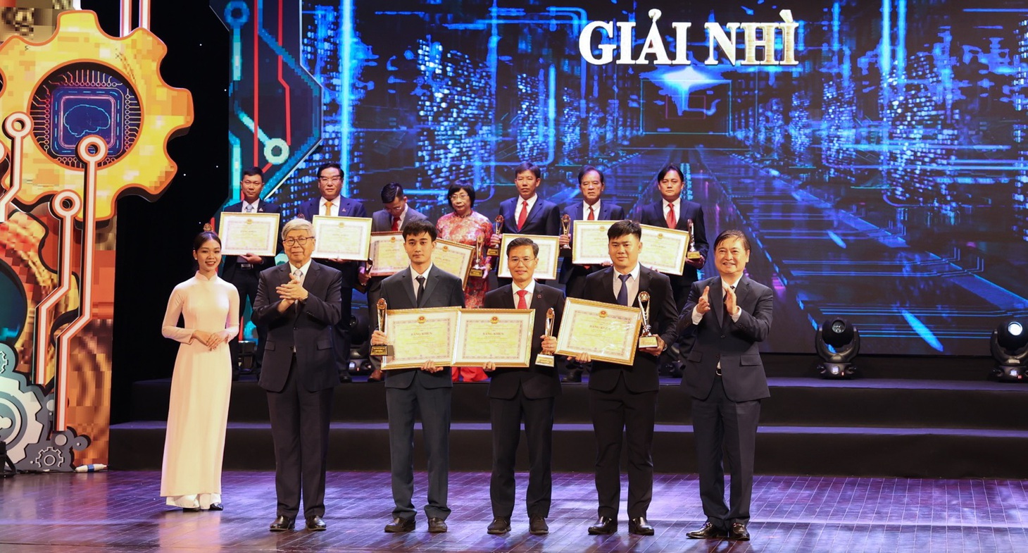 Ban tổ chức trao giải nhì cho nhóm tác giả EVNCPC với công trình "Nghiên cứu, xây dựng ứng dụng trên thiết bị thông minh phục vụ công tác vận hành, đào tạo cho các tổ thao tác lưu động tại EVNCPC"