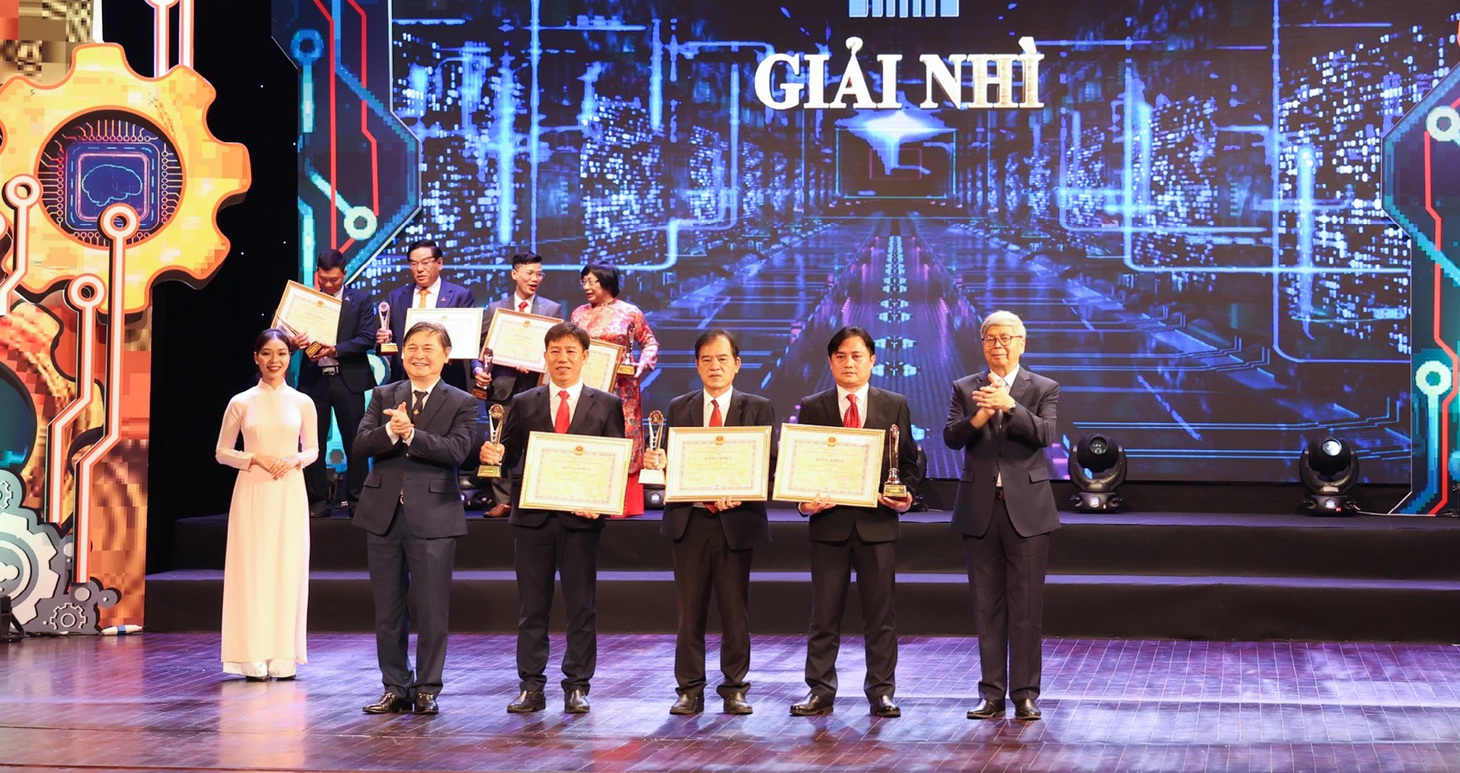 Ban tổ chức trao giải nhì cho nhóm tác giả của Trung tâm Sản xuất thiết bị đo điện tử Điện lực miền Trung thuộc EVNCPC với công trình "Nghiên cứu, xây dựng hệ thống giám sát, điều khiển điện mặt trời mái nhà"