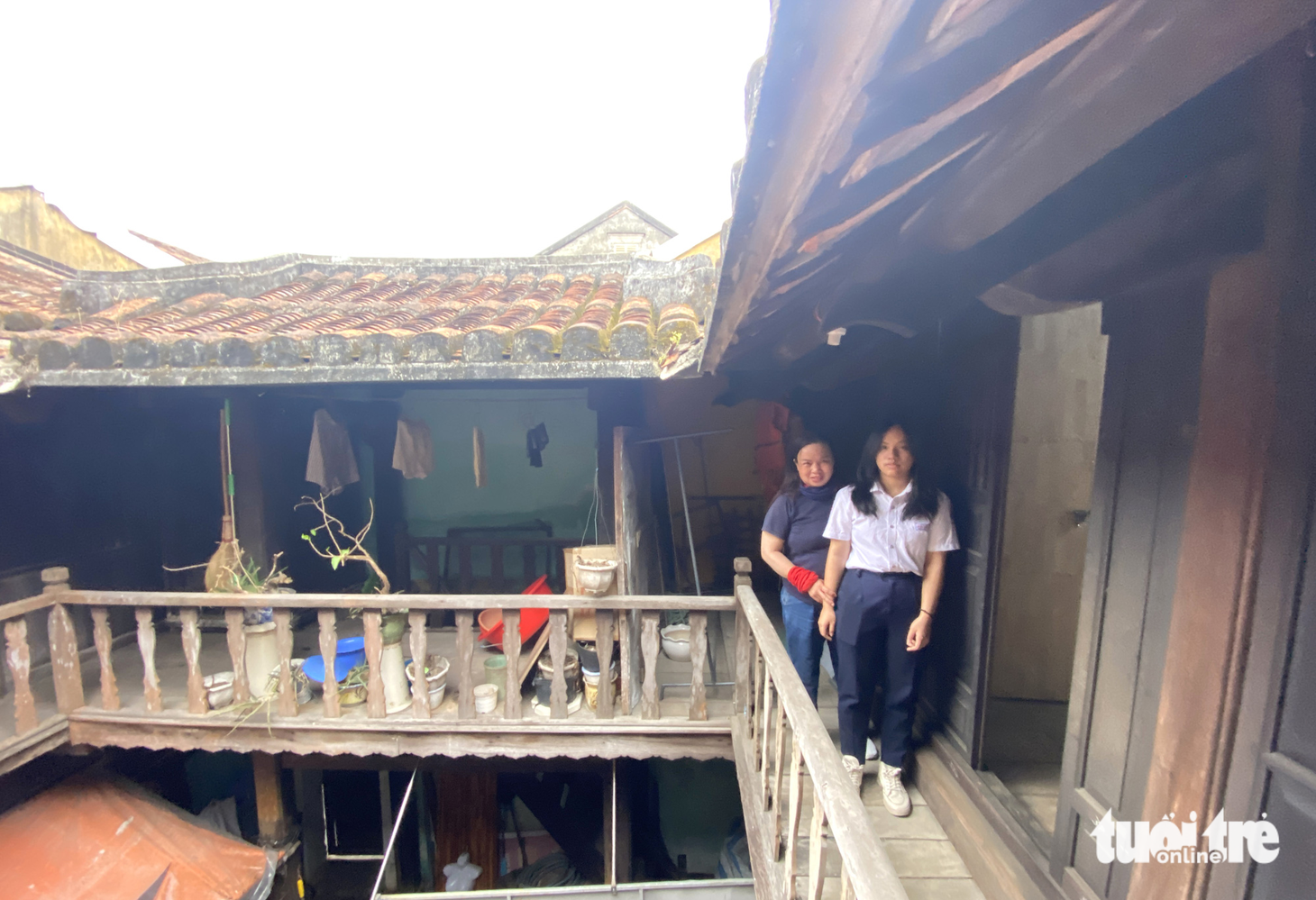 Căn nhà cổ trăm năm mà gia đình bà Thương được bố trí thuê trong phố cổ - Ảnh: B.D.