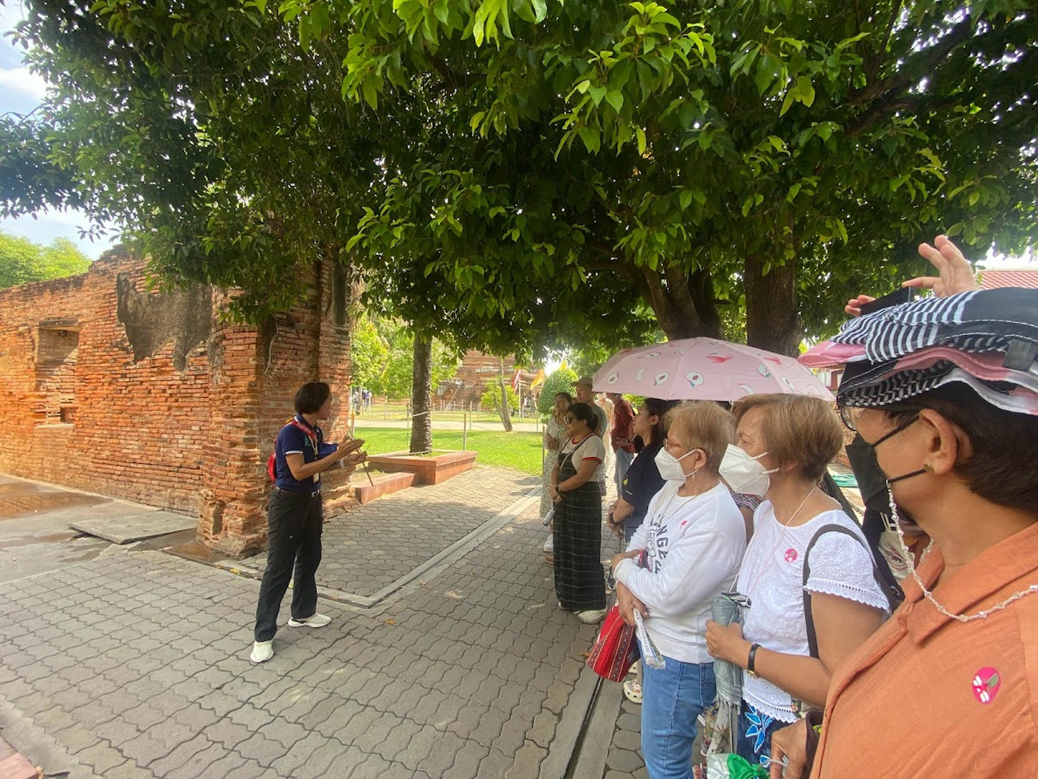Khách mải miết săn sale, chốt đơn, cả đoàn đói khi đi tour - Ảnh 1.