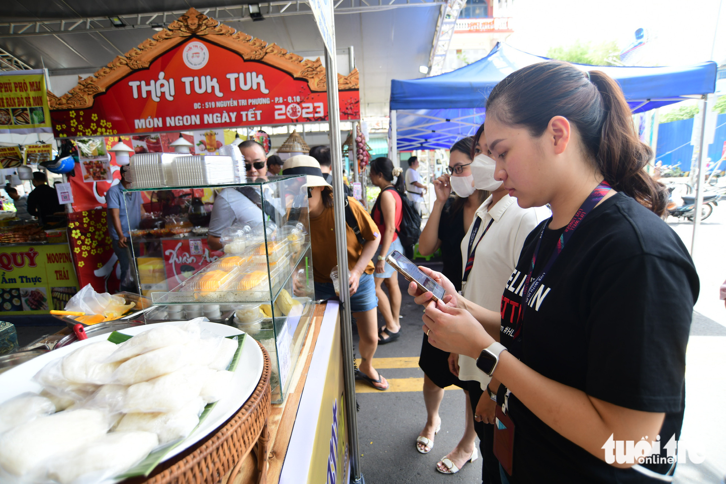 Khách hàng trải nghiệm các dịch vụ sẽ không dùng tiền mặt tại lễ hội - Ảnh: QUANG ĐỊNH