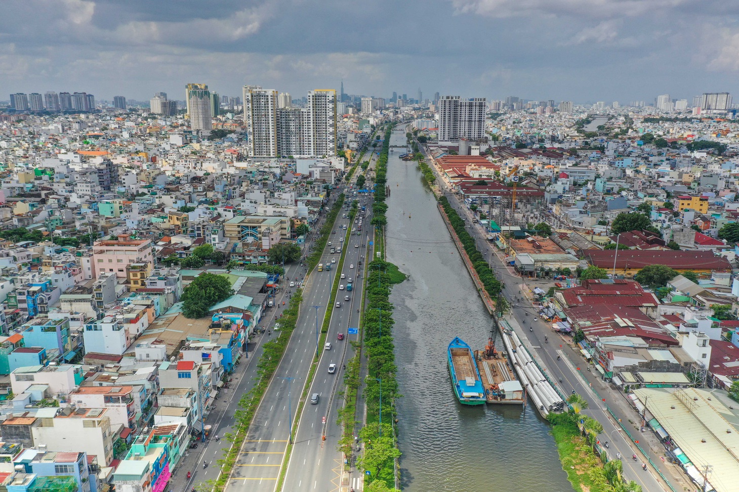 Dự án cầu đường Bình Tiên dài hơn 3,2km qua kênh Tàu Hủ, kênh Đôi kết nối với tuyến giao thông huyết mạch Nguyễn Văn Linh và quốc lộ 50 - Ảnh: QUANG ĐỊNH