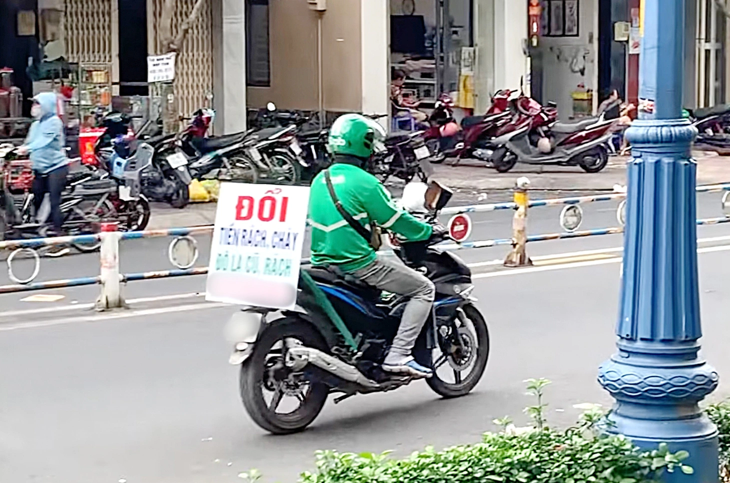 Anh Trần Lâm gắn bó nghề đổi tiền cũ rách khoảng chục năm nay - Ảnh: T.T.D.