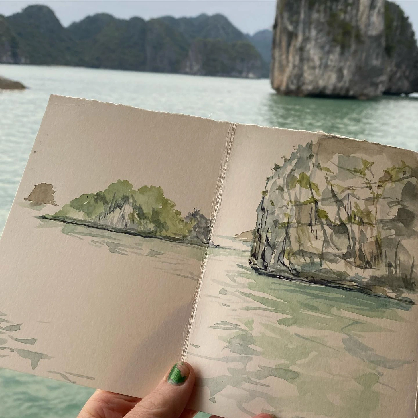 Vịnh Lan Hạ (Hải Phòng) trong tranh của Liz McGrath - Ảnh NVCC
