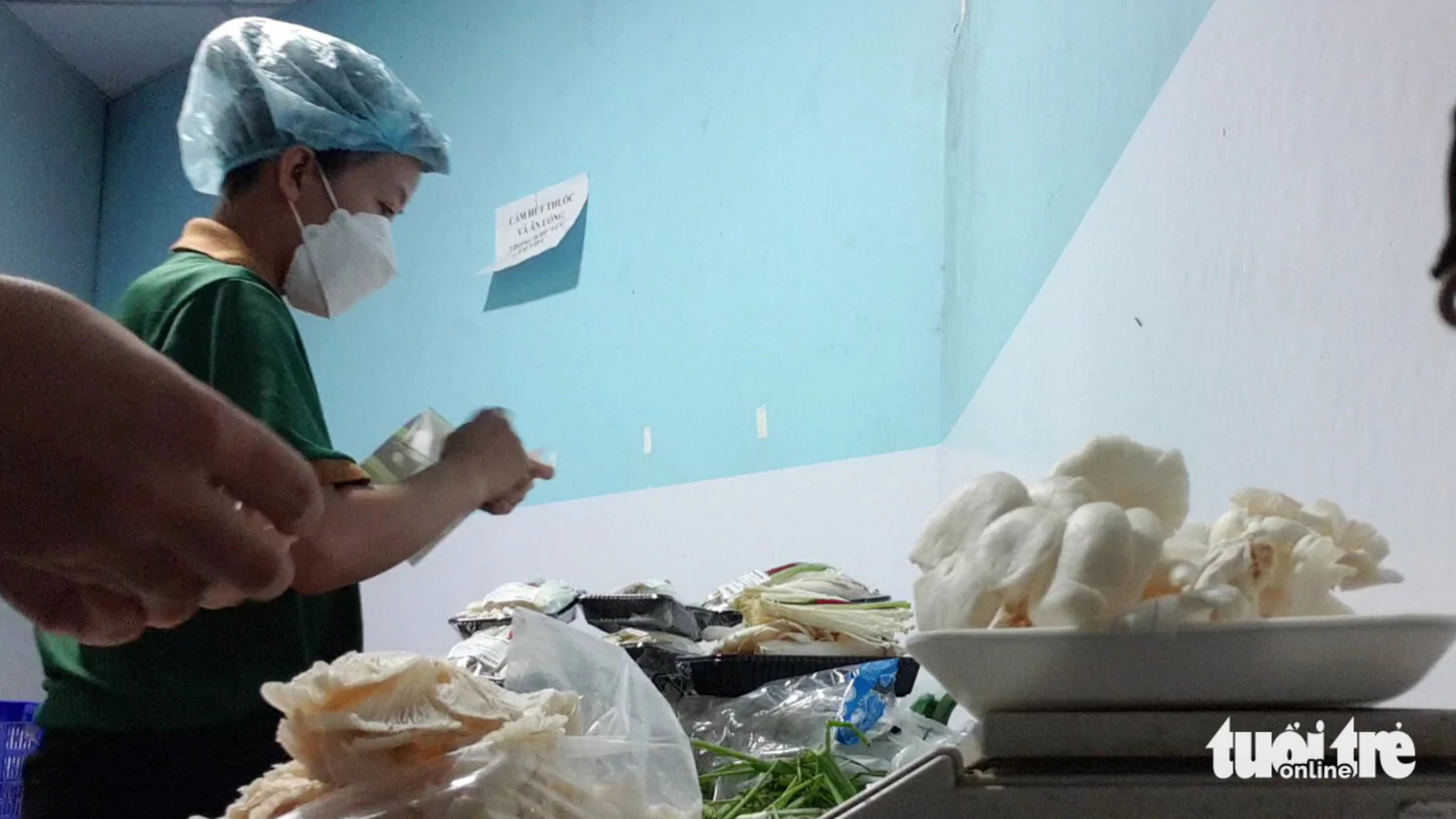 Hình ảnh phóng viên ghi lại được ở cơ sở "hô biến" nấm Trung Quốc thành nấm Việt. Ảnh chụp từ clip: BÔNG MAI