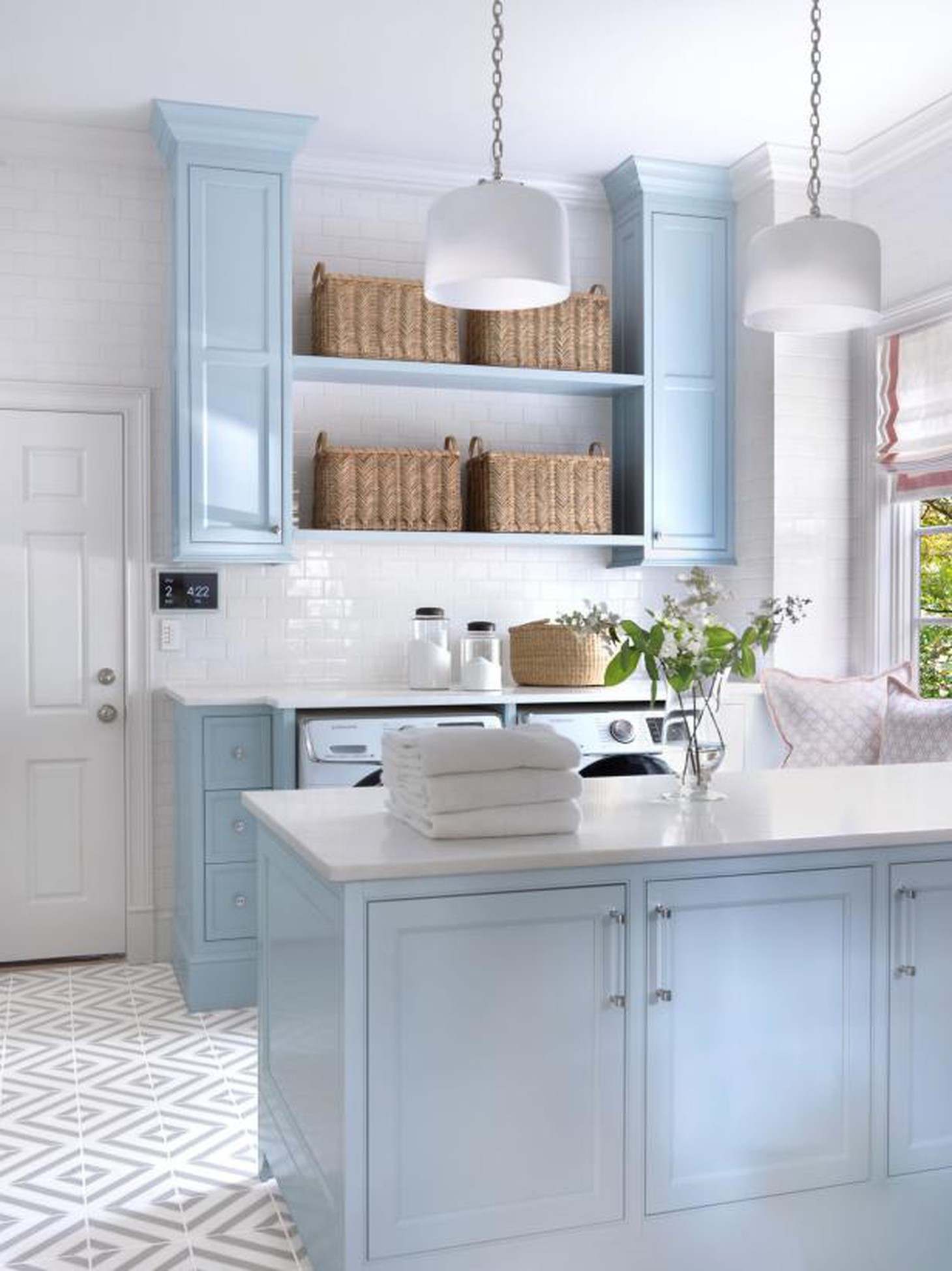 Khu giặt giũ nhỏ với cả hệ thống lưu trữ phong phú - Ảnh: HGTV