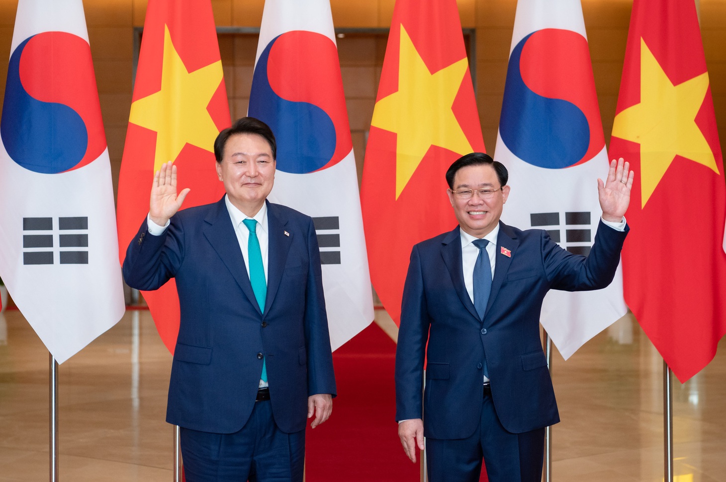 Chủ tịch Quốc hội Vương Đình Huệ đón Tổng thống Hàn Quốc Yoon Suk Yeol chiều 23-6 - Ảnh: quochoi.vn