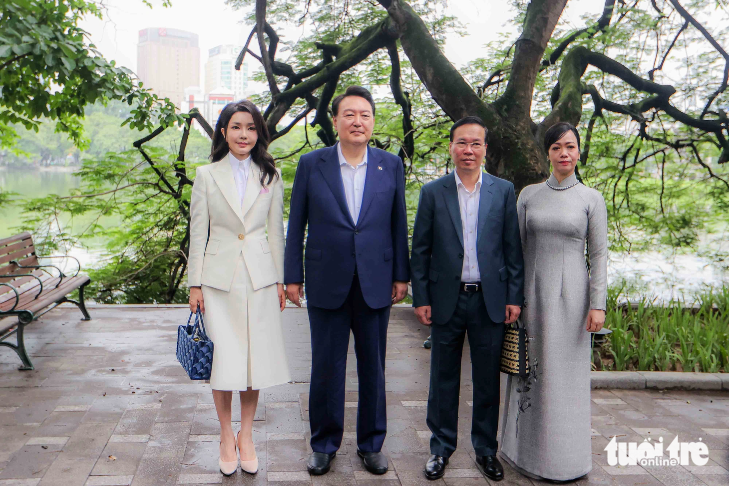 Chủ tịch nước Võ Văn Thưởng và Tổng thống Hàn Quốc Yoon Suk Yeol dạo bộ hồ Gươm - Ảnh 6.