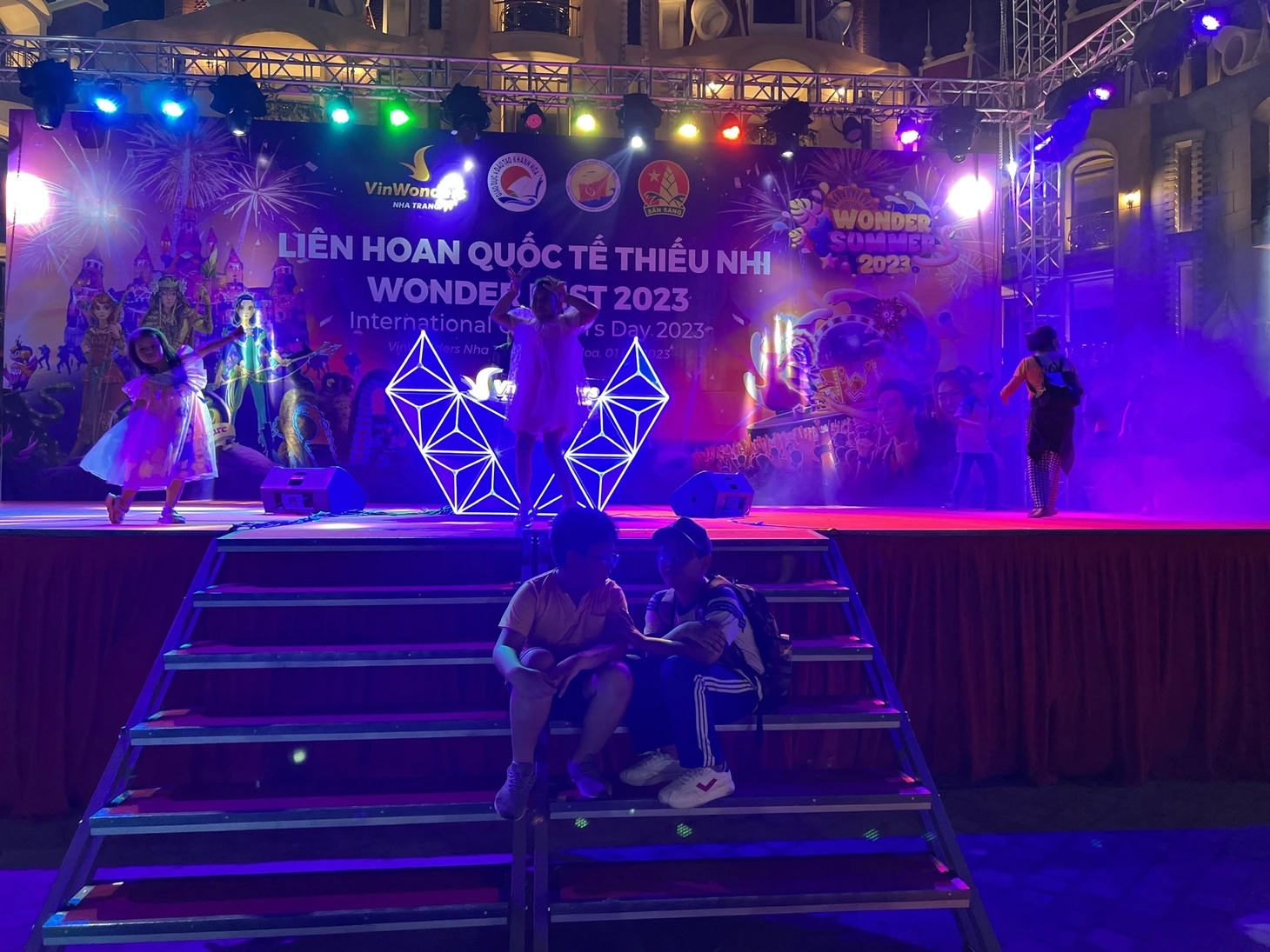 Du khách nhí hào hứng với sân khấu Liên hoan Quốc tế Thiếu nhi WonderFest 2023 - Ảnh: MH