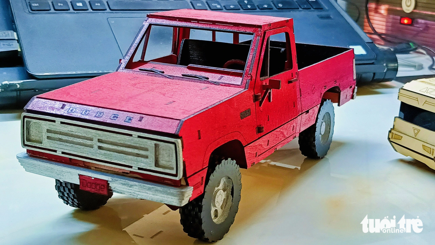 Hay chiếc bán tải Dodge được sơn đỏ đầy ấn tượng