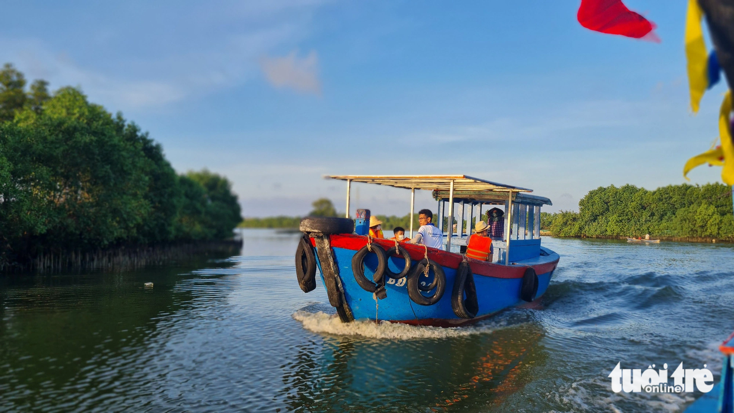 Muốn đến Cồn Chim, du khách ngồi thuyền khoảng 15 phút xuyên đầm Thị Nại - Ảnh: LÂM THIÊN