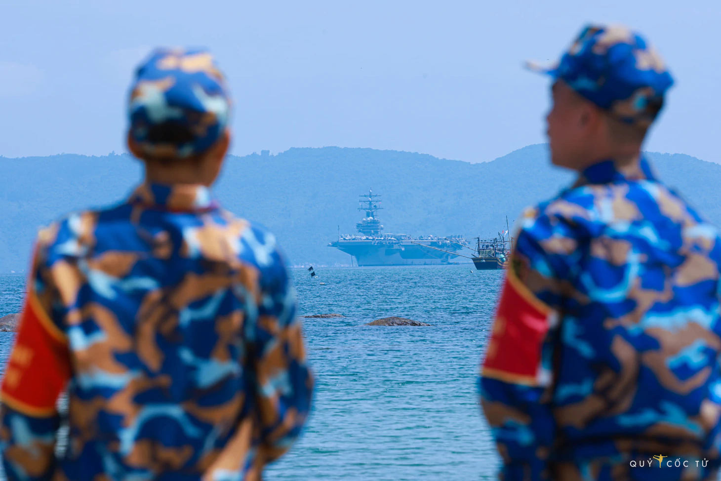 Tàu sân bay USS Ronald Reagan trong vịnh Đà Nẵng - Ảnh: NGÔ TRẦN HẢI AN