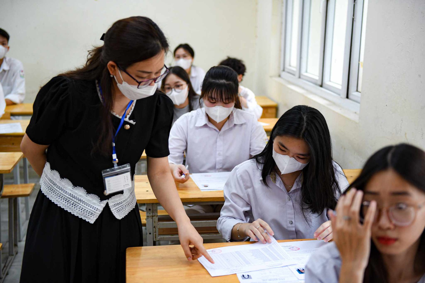 Thí sinh đến làm thủ tục tại điểm trường THPT Lê Quý Đôn, Đống Đa, Hà Nội - Ảnh: NAM TRẦN