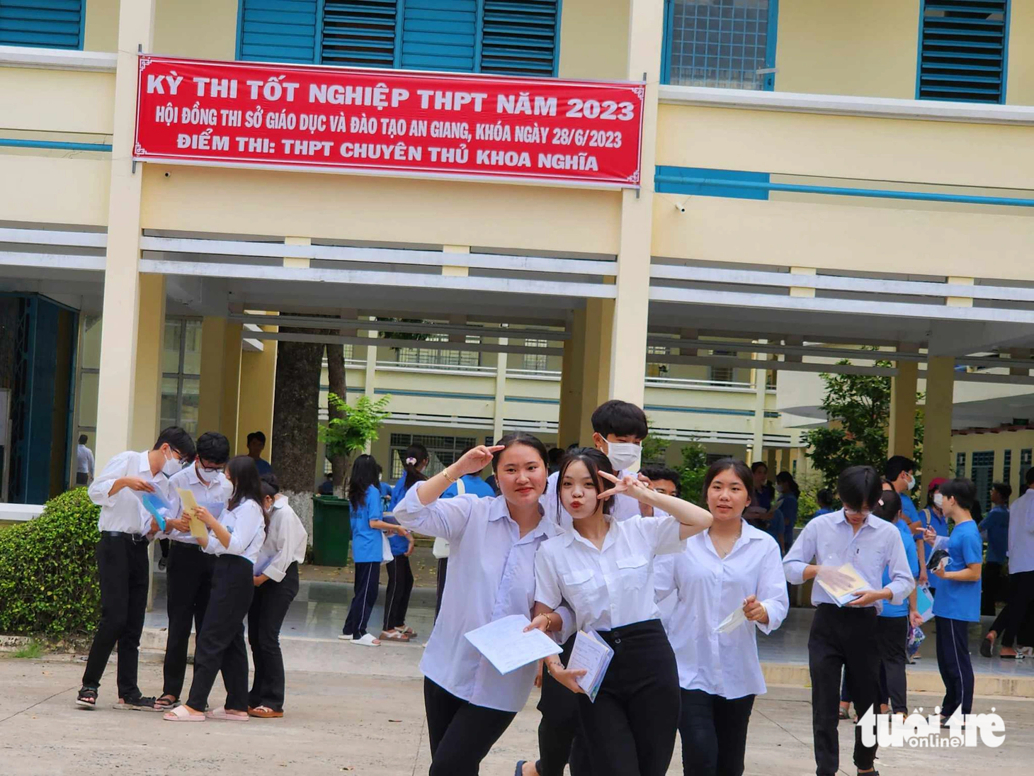 Một số thí sinh khác vui vẻ rời khỏi phòng thi vì làm bài trúng tủ đã được ôn tập - Ảnh: BỬU ĐẤU