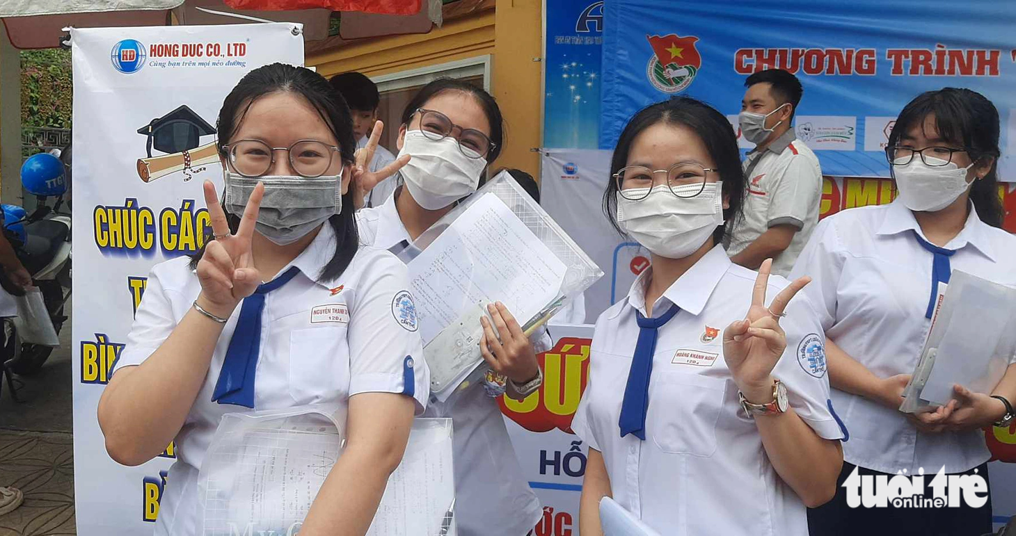 Thí sinh Cần Thơ tại Hội đồng THPT Châu Văn Liêm chia sẻ đề toán khả năng được điểm 7 - 8 - Ảnh: T. LŨY