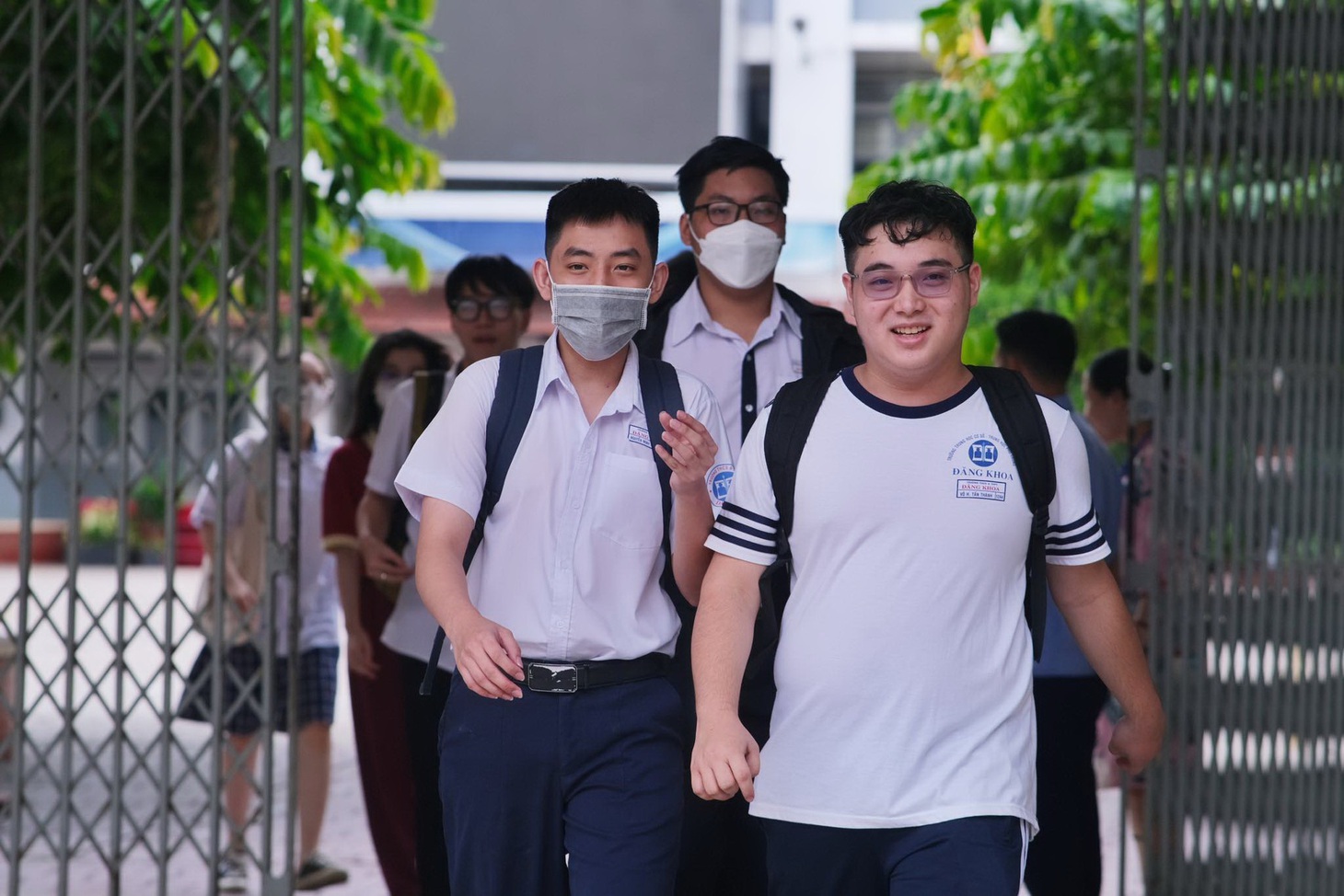 Thí sinh rời điểm Trường THCS Trần Văn Ơn, quận 1, TP.HCM sau giờ thi môn văn - Ảnh: NGỌC PHƯỢNG