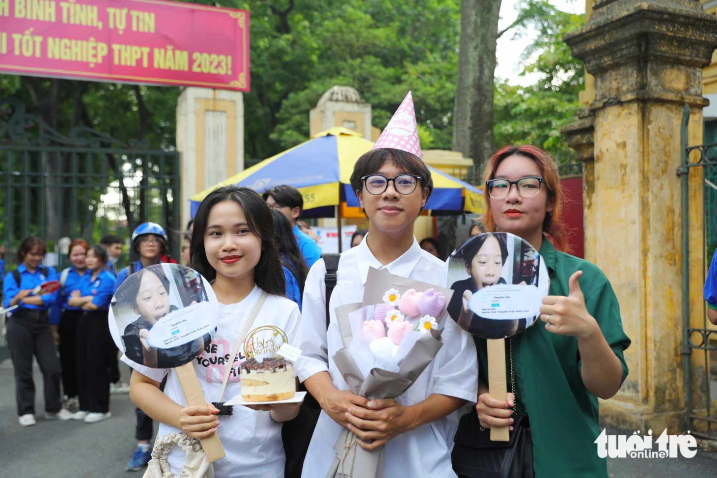 Vừa ra khỏi phòng thi chiều 29-6, thí sinh Đức Huy (Tây Hồ, Hà Nội) bất ngờ khi các bạn mang bánh đến mừng sinh nhật. "Sinh nhật em đã qua ít ngày rồi nhưng em thấy rất vui. Thi xong rồi em sẽ nghỉ ngơi đã. Em đã đăng ký vào Học viện báo chí và tuyên truyền. Hy vọng các bạn thí sinh khác cũng thi tốt chiều nay", Huy chia sẻ - Ảnh: DANH KHANG