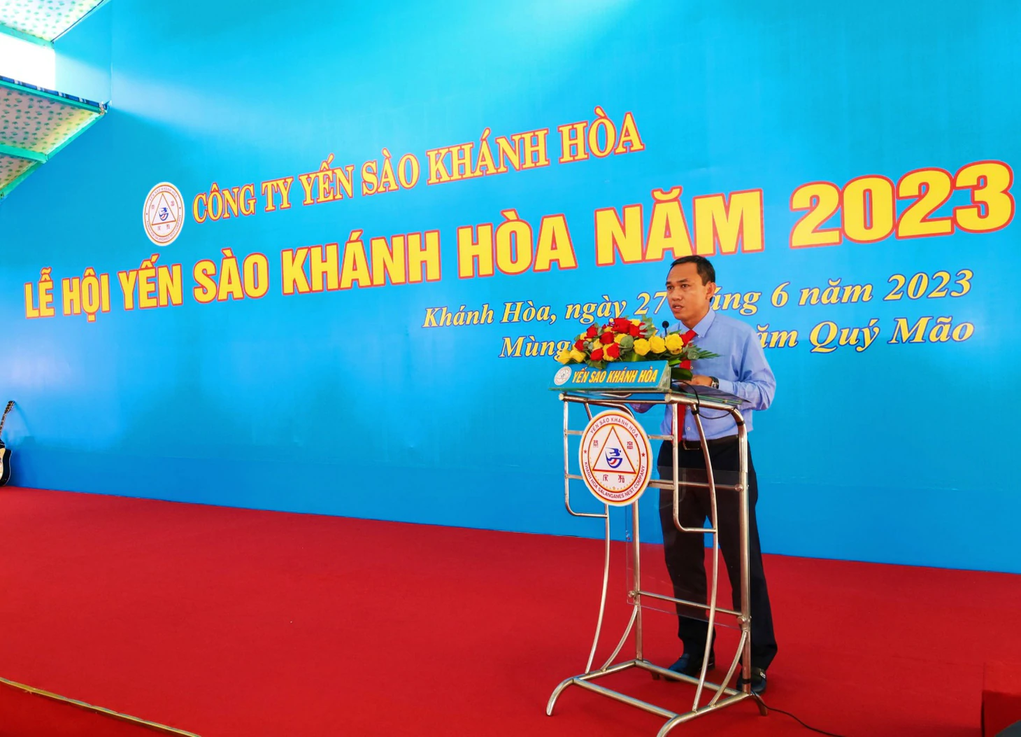 Ông Lê Đức Tiến - phó tổng giám đốc Công ty Yến sào Khánh Hòa - ôn lại truyền thống nghề yến - Ảnh: TRẦN HOÀI