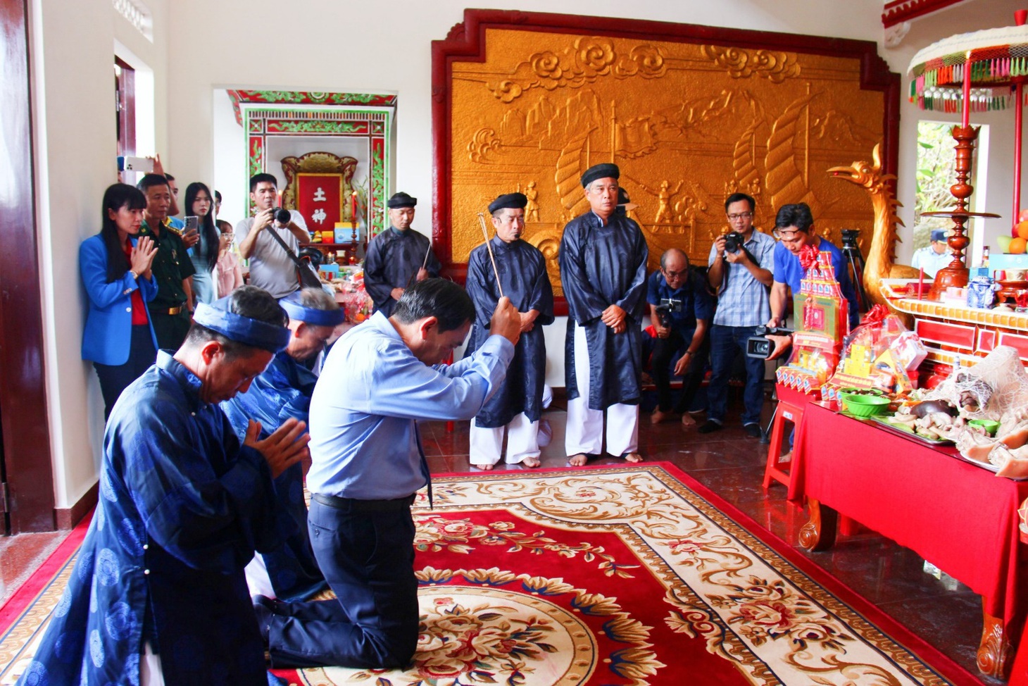 Lãnh đạo công ty dâng hương tưởng niệm Thủy Tổ nghề yến Lê Văn Đạt - Ảnh: TRẦN HOÀI