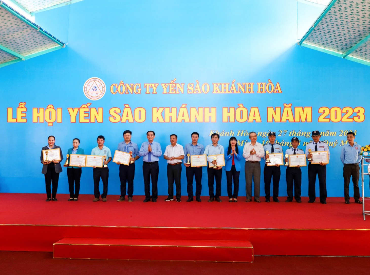 Lãnh đạo công ty trao tặng giấy khen cho các cá nhân có thành tích xuất sắc trong ngành nghề yến sào - Ảnh: TRẦN HOÀI