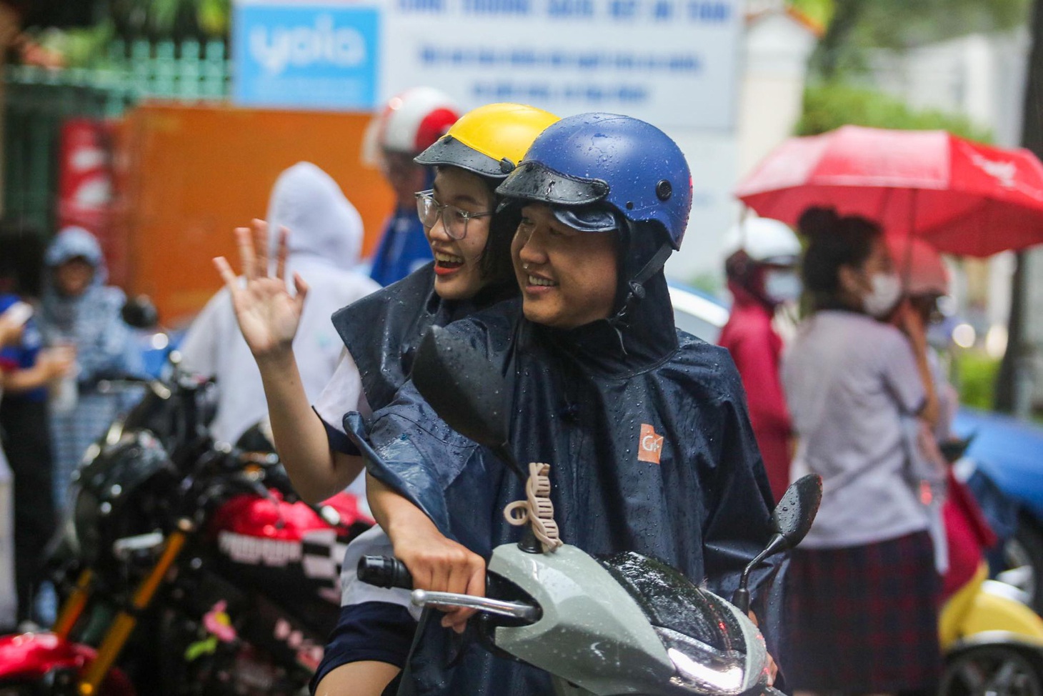 Tạm biệt các bạn, tạm biệt mùa thi nhiều cảm xúc! - Ảnh: PHƯƠNG QUYÊN