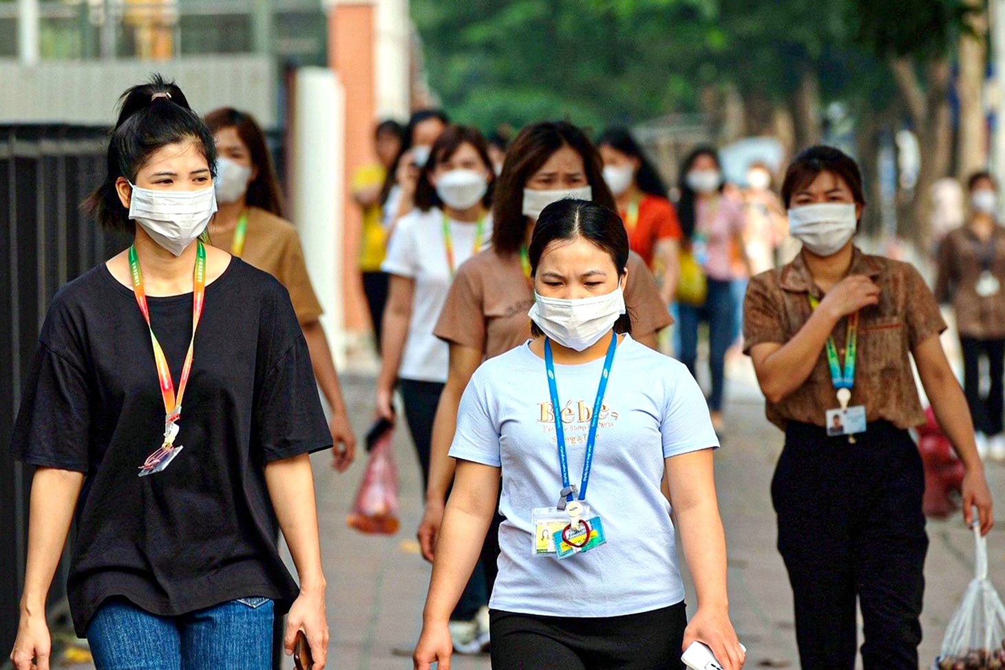 Công nhân nhiều công ty vẫn bám trụ tại Bắc Ninh làm việc do thu nhập tốt hơn về quê dù ít tăng ca hoặc không tăng ca - Ảnh: NG.BẢO