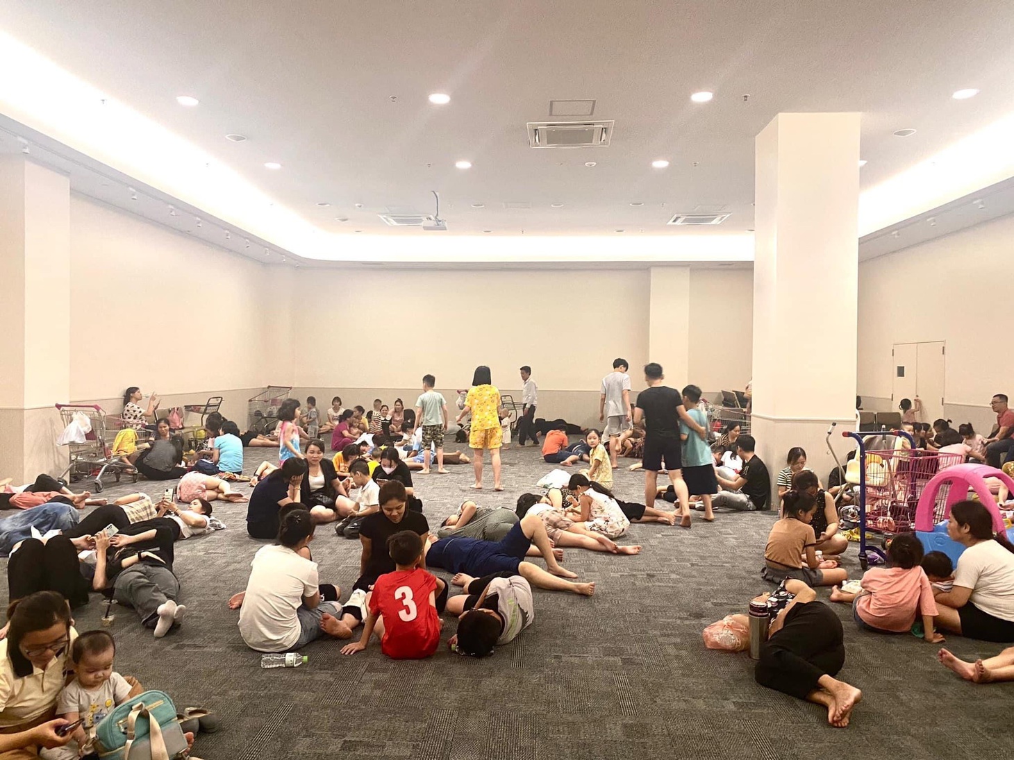 Người dân Hà Nội vạ vật do mất điện trong nắng nóng - Ảnh 6.