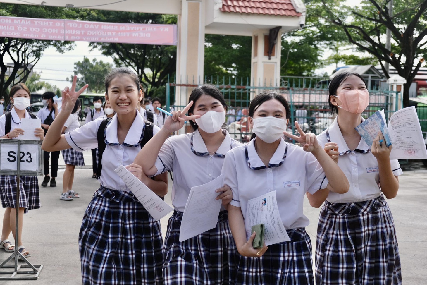 Các em học sinh đến Trường THCS Bình Khánh (huyện Cần Giờ) làm thủ tục dự thi sáng 5-6. Điểm thi này có khoảng 649 thí sinh là học sinh trường Bình Khánh và các trường lân cận như THCS An Phú Đông, THCS Tam Thôn Hiệp… Học trò đi thi, nhiều thầy cô "tháp tùng" để điểm danh, kiểm tra giấy tờ, vật dụng thi của thí sinh, phòng tránh sai sót - Ảnh: NGỌC PHƯỢNG