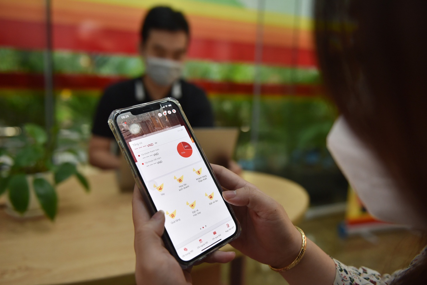 Với việc chuyển đổi số toàn diện, HDbank đã tạo thuận lợi cho khách hàng khi giao dịch - Ảnh: NGỌC PHƯỢNG