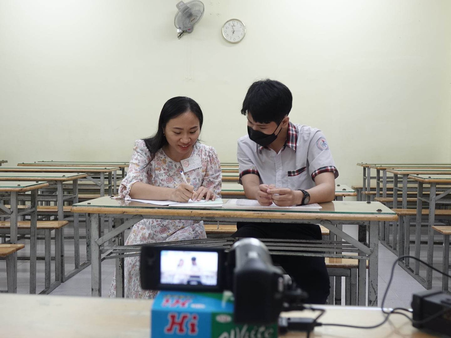 Thí sinh Lê Hoàng Long (Trường THCS Châu Văn Liêm) bị tai nạn phải phẫu thuật nối gân cơ cẳng tay nên không thể tự viết được. Tại điểm thi Trường THPT Nguyễn Khuyến, Q.10, em được sắp xếp phòng thi dự trữ có cán bộ coi thi viết hộ Ảnh: NHƯ HÙNG