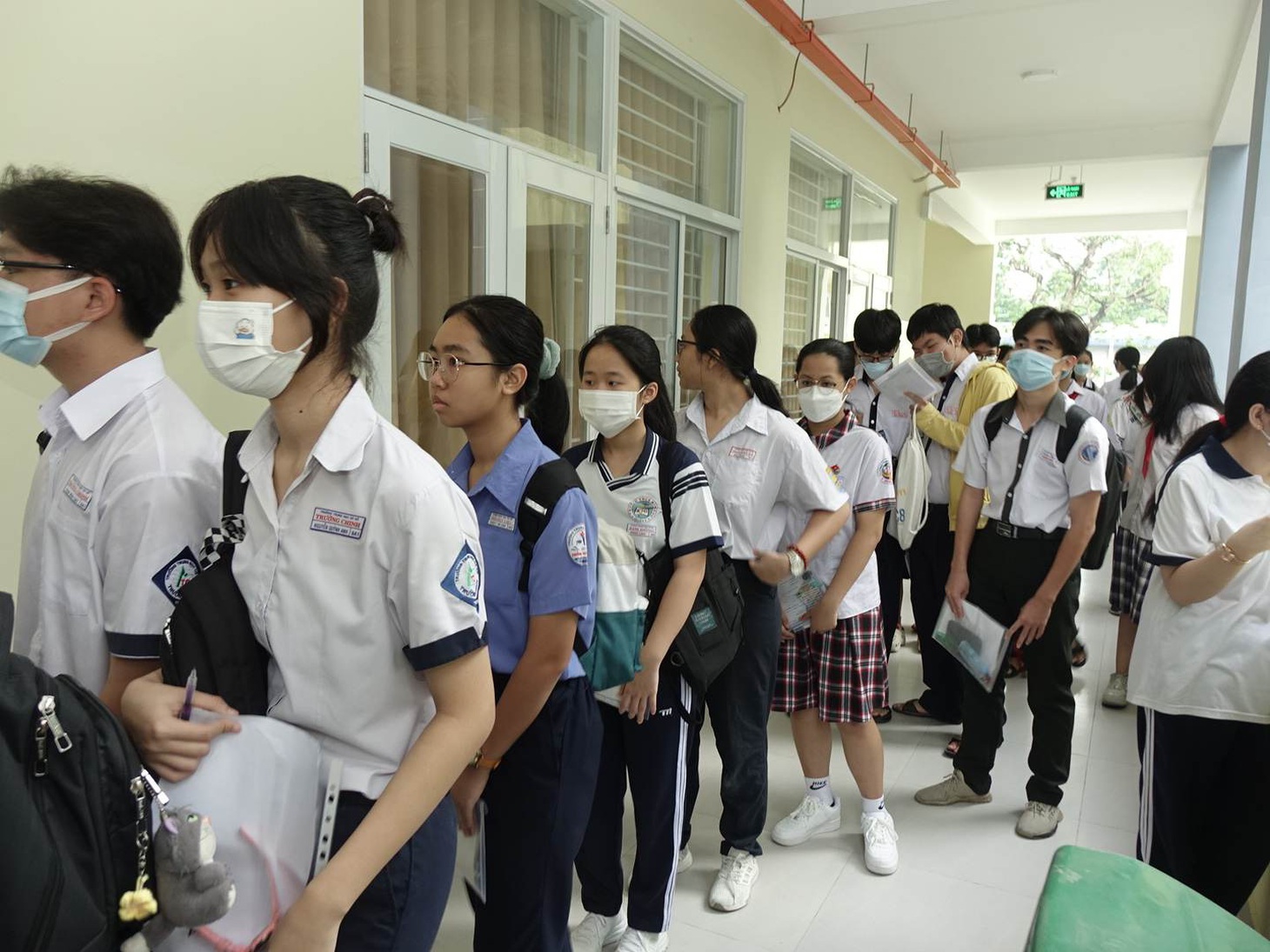 Thí sinh chuẩn bị vào phòng thi tại điểm thi Trường THPT Nguyễn Khuyến, Q.10. TPHCM sáng 6-6 - Ảnh: NHƯ HÙNG