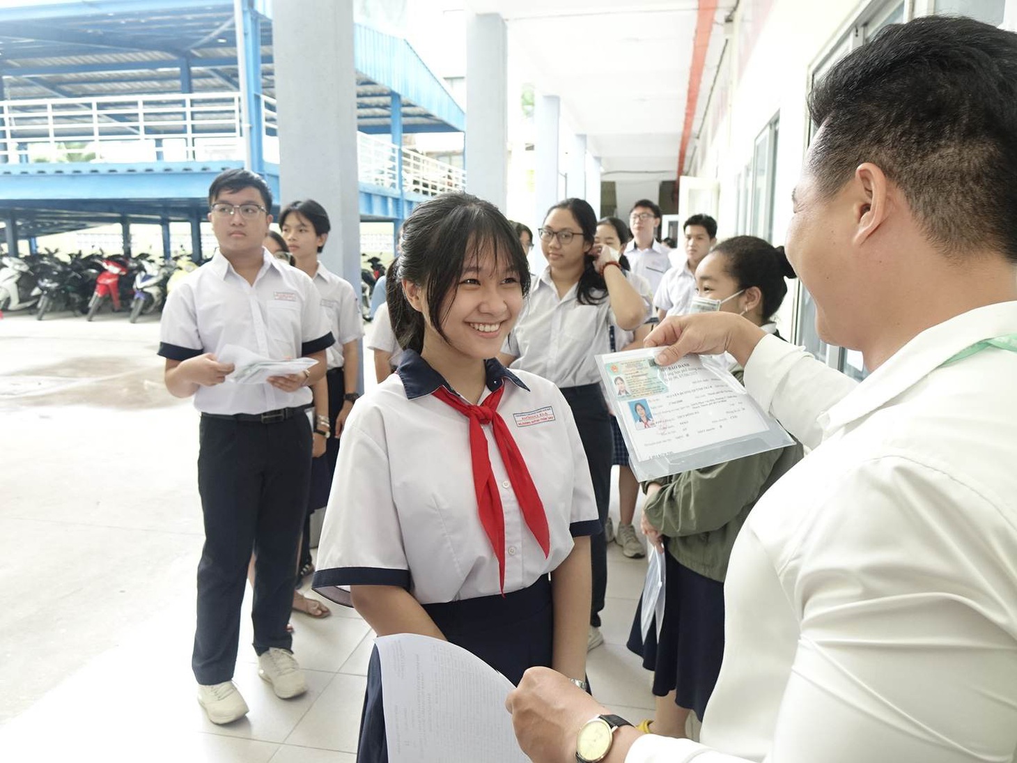 Thí sinh chuẩn bị vào phòng thi để thi môn đầu tiên sáng 6-6 - Ảnh: NHƯ HÙNG