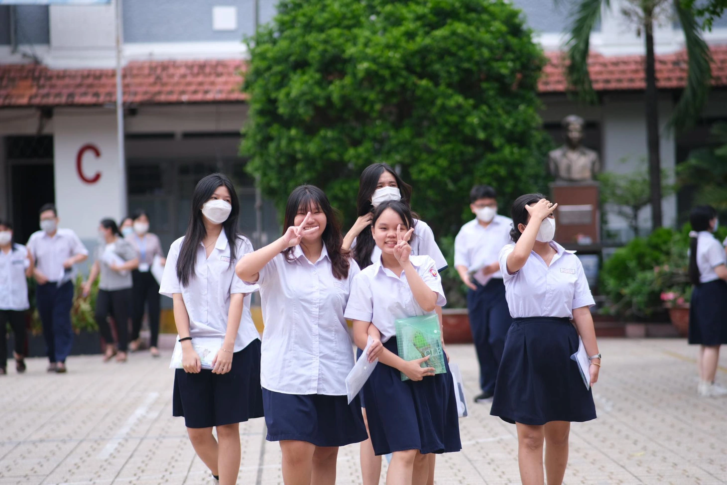 Thí sinh rời điểm trường THCS Trần Văn Ơn (quận 1, TP.HCM) sau giờ thi môn toán - Ảnh: NGỌC PHƯỢNG