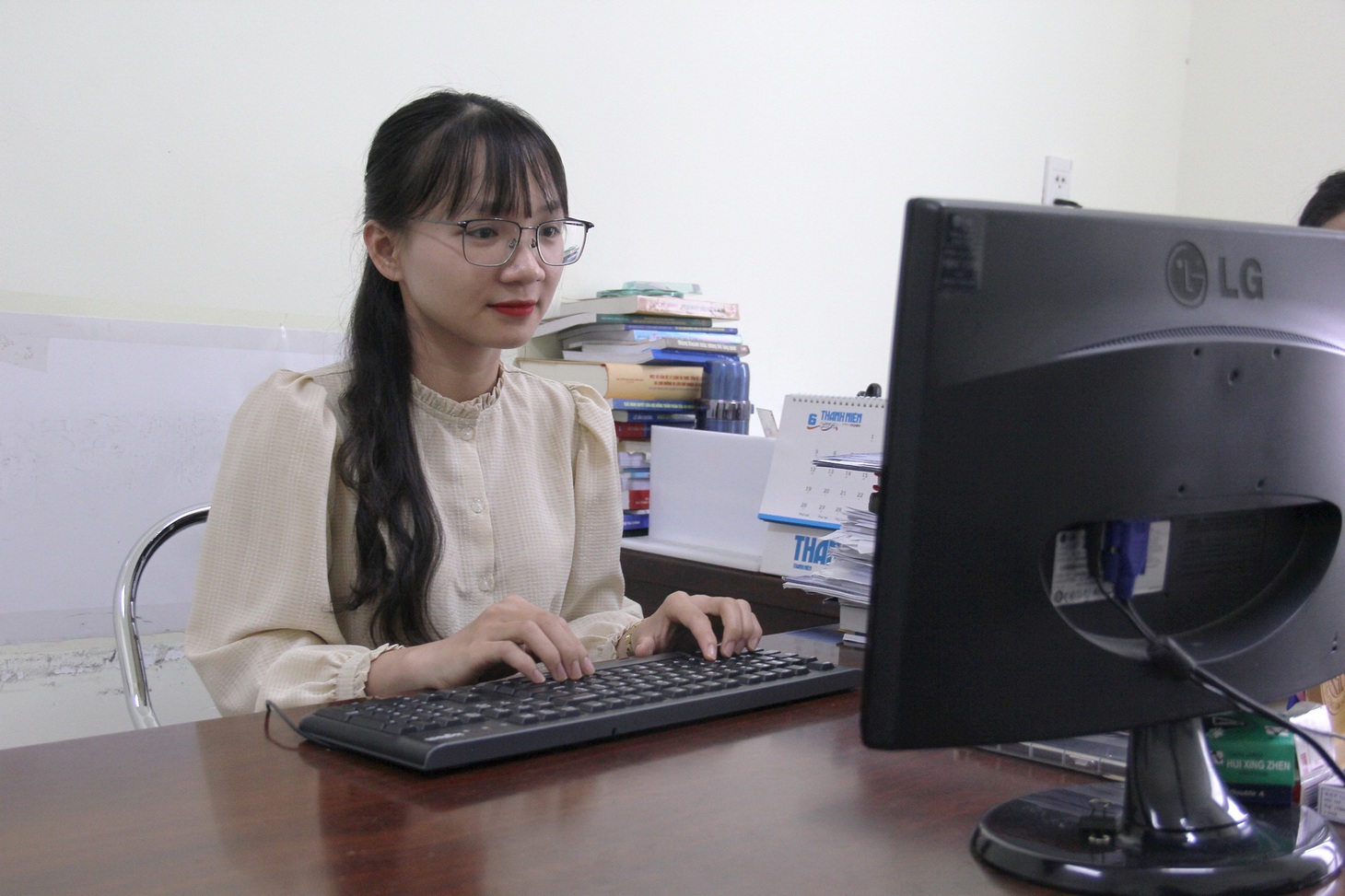 Bạn Võ Thị Thu Ngoan, cán bộ Tỉnh đoàn Quảng Ngãi, là sinh viên tốt nghiệp loại xuất sắc được thu hút về làm việc tại Tỉnh đoàn Quảng Ngãi - Ảnh: TRẦN MAI