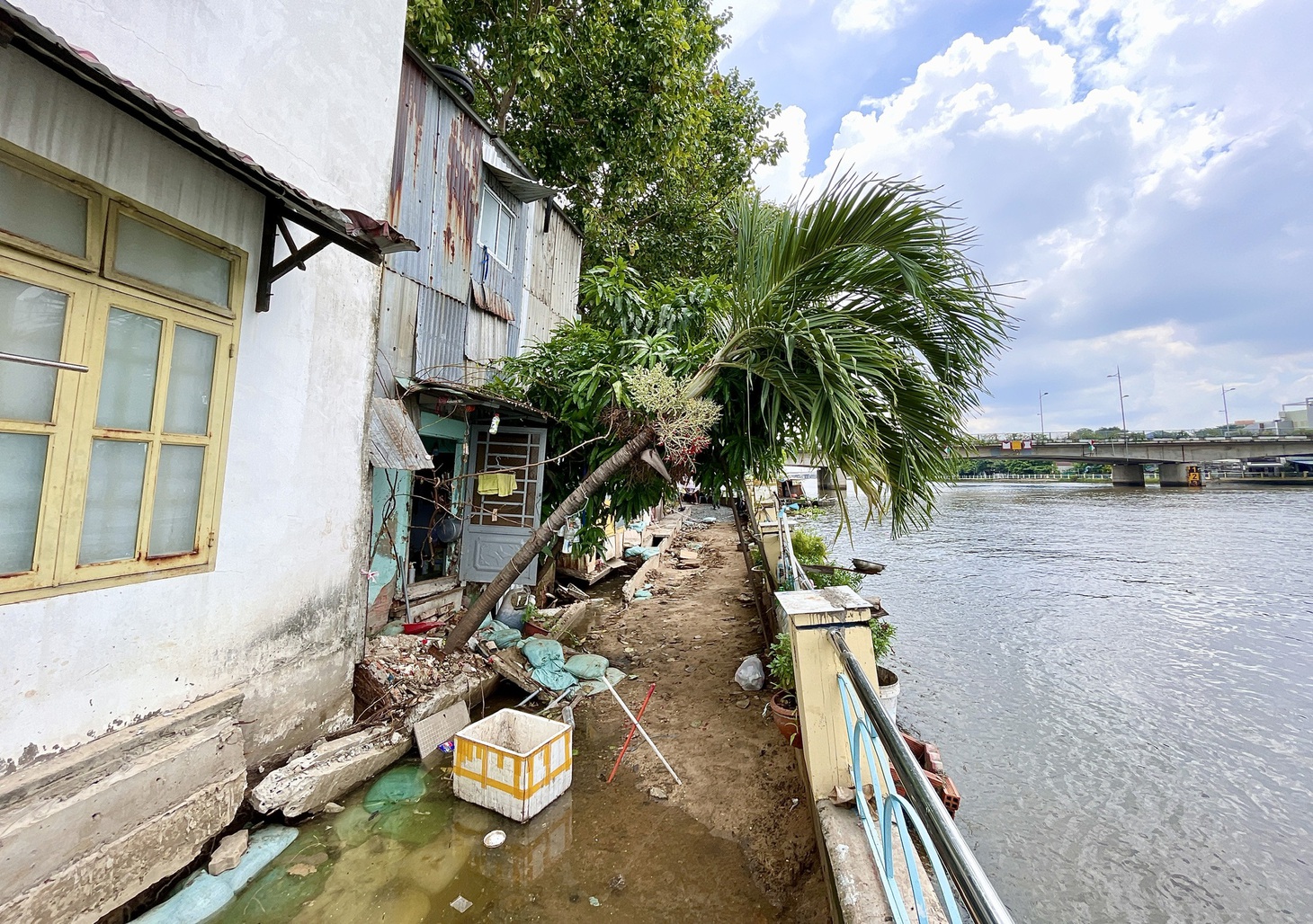 Vị trí sạt lở kè tại kênh Thanh Đa (phường 25, quận Bình Thạnh, TP.HCM) - Ảnh: CHÂU TUẤN