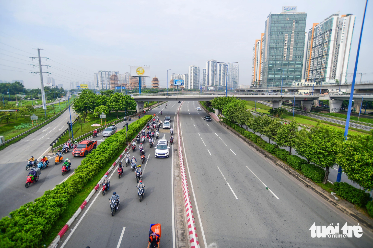 Rất nhiều dự án bất động sản được xây dựng song song trục đường lớn này